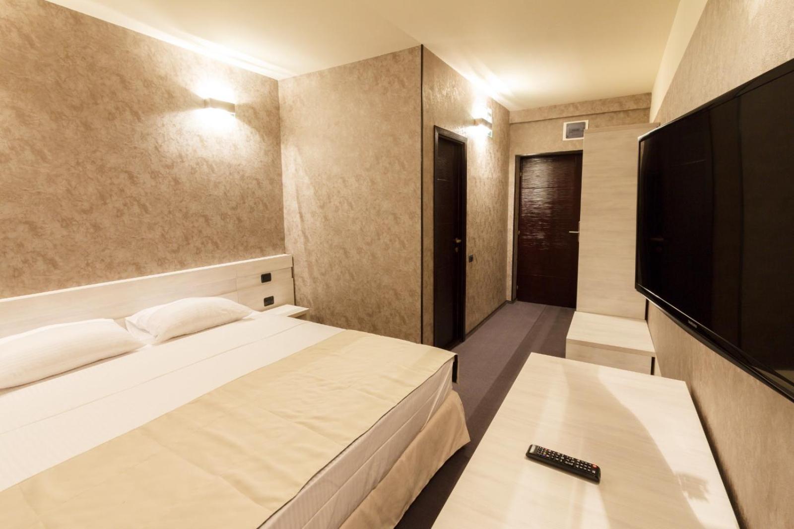 YMY Hotel Târgu Jiu Buitenkant foto