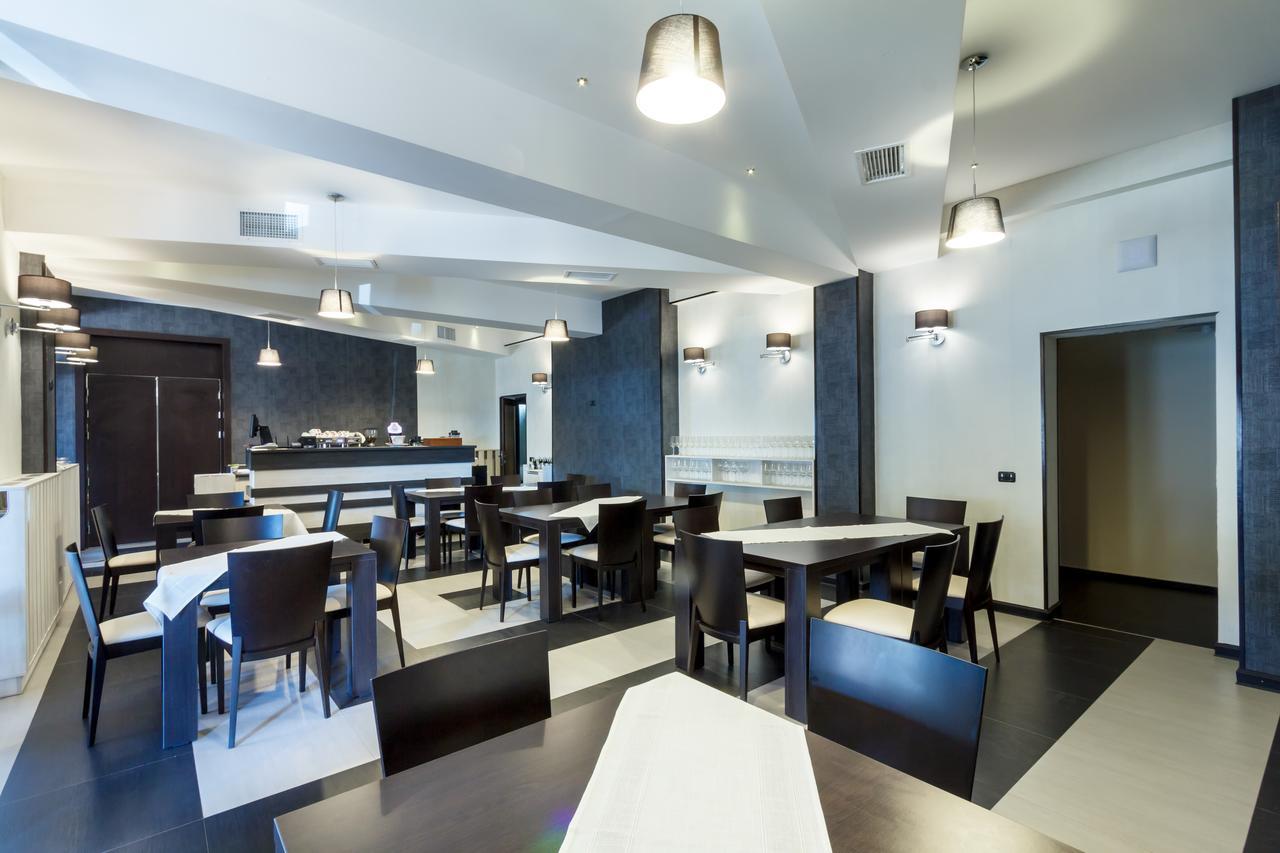 YMY Hotel Târgu Jiu Buitenkant foto