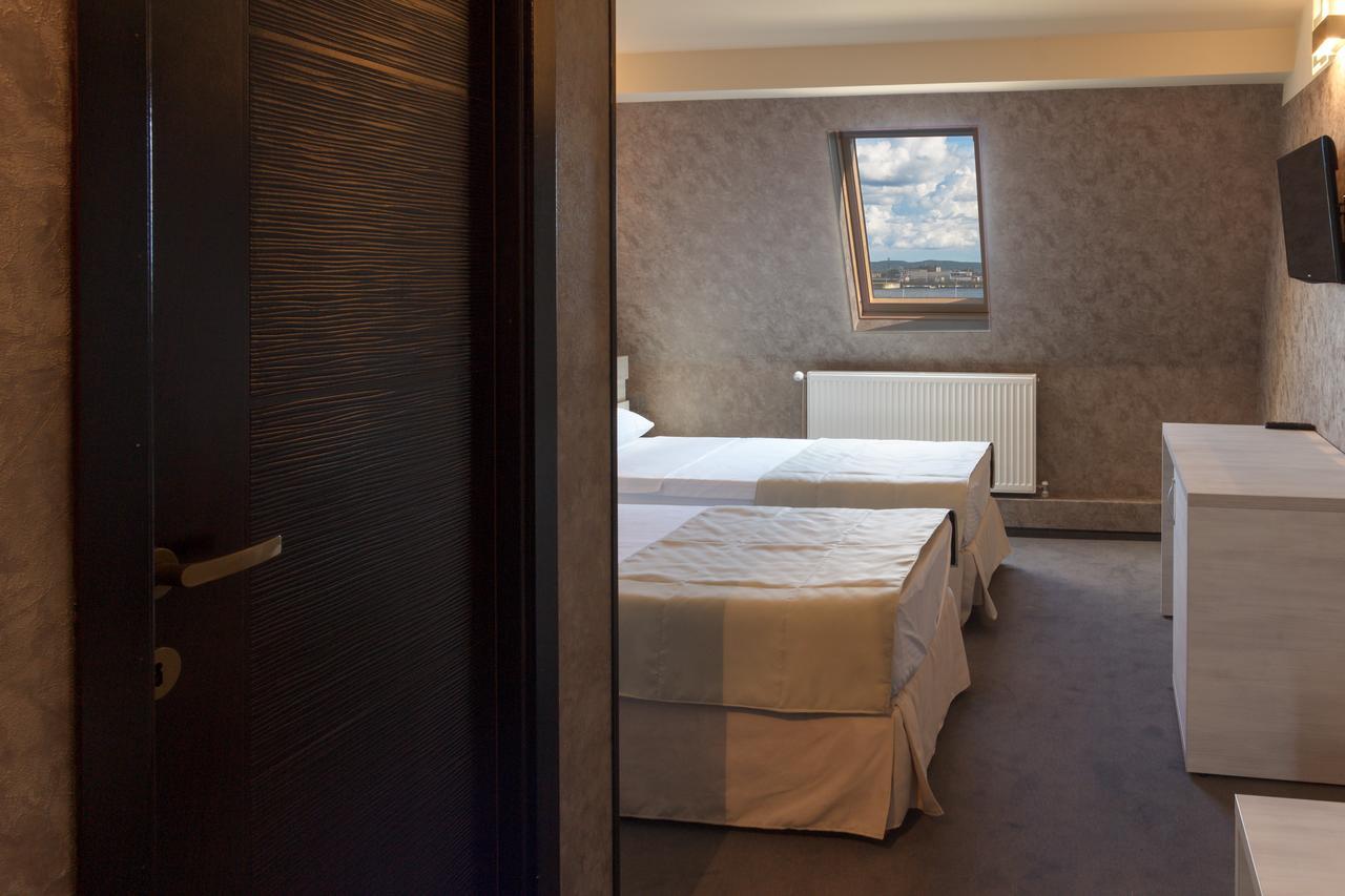 YMY Hotel Târgu Jiu Buitenkant foto