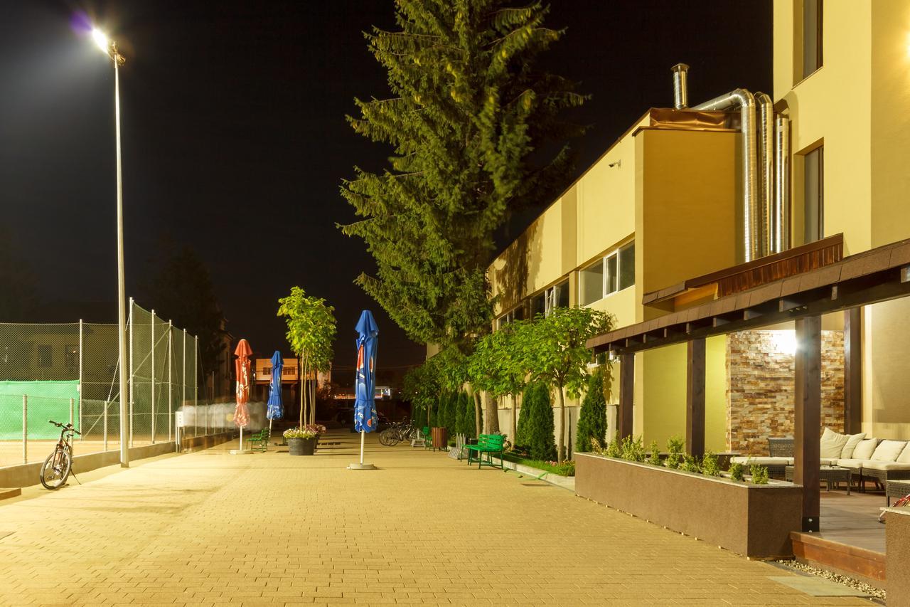 YMY Hotel Târgu Jiu Buitenkant foto