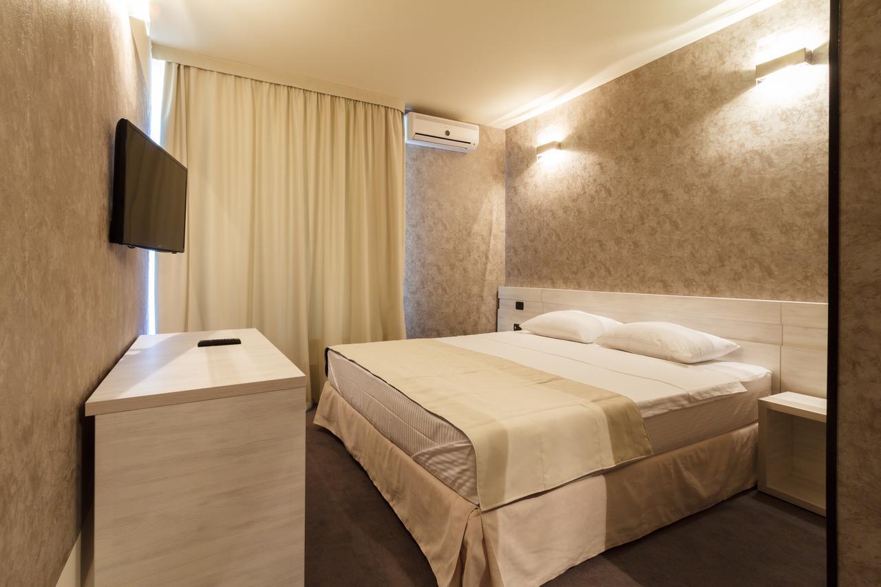 YMY Hotel Târgu Jiu Buitenkant foto